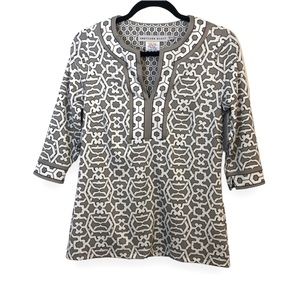 Gretchen Scott spilt neck tunic top grey and white geo print 3/4 length sleeves